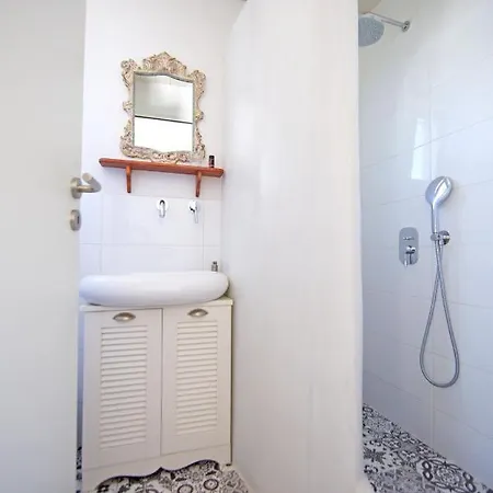 Katapoliani I Guest house *